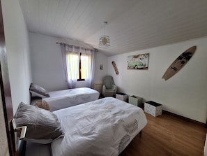 4 habitaciones, tabla de planchar con plancha, cuna de viaje y wifi 