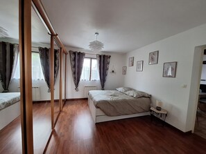 4 多间卧室、熨斗/熨衣板、旅行婴儿床、WiFi