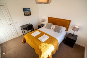 2 sovrum, skrivbord, strykjärn/strykbräda och wi-fi