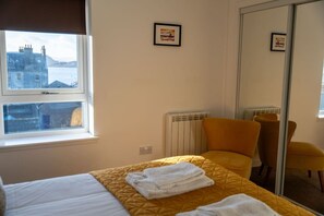 2 bedrooms, desk, iron/ironing board, WiFi