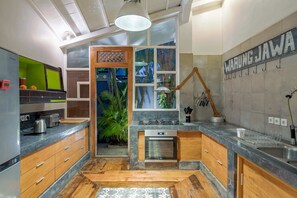 Villa | Cuisine privée | Réfrigérateur, micro-ondes, four, plaque de cuisson