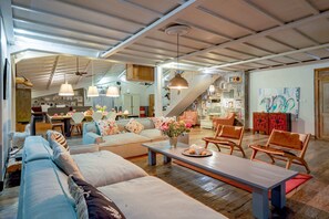 Basic-villa | Opholdsområde | 50-tommers tv med digitale kanaler, streamingtjenester