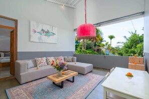 Villa – basic | Oppholdsområde | En 50-tommers TV med digitale kanaler samt strømmetjenester