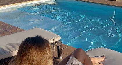 Studio With Pool, Garden and Open Roof Bathroom