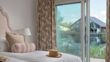 4 bedrooms, desk, iron/ironing board, WiFi