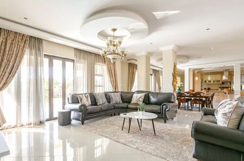 Spacious 7-bedroom villa with AC, WiFi in welcoming Midrand