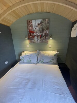 Cabin | 1 bedroom, bed sheets - Enchanted Cabin Retreat in Sibford Gower (Banbury)
