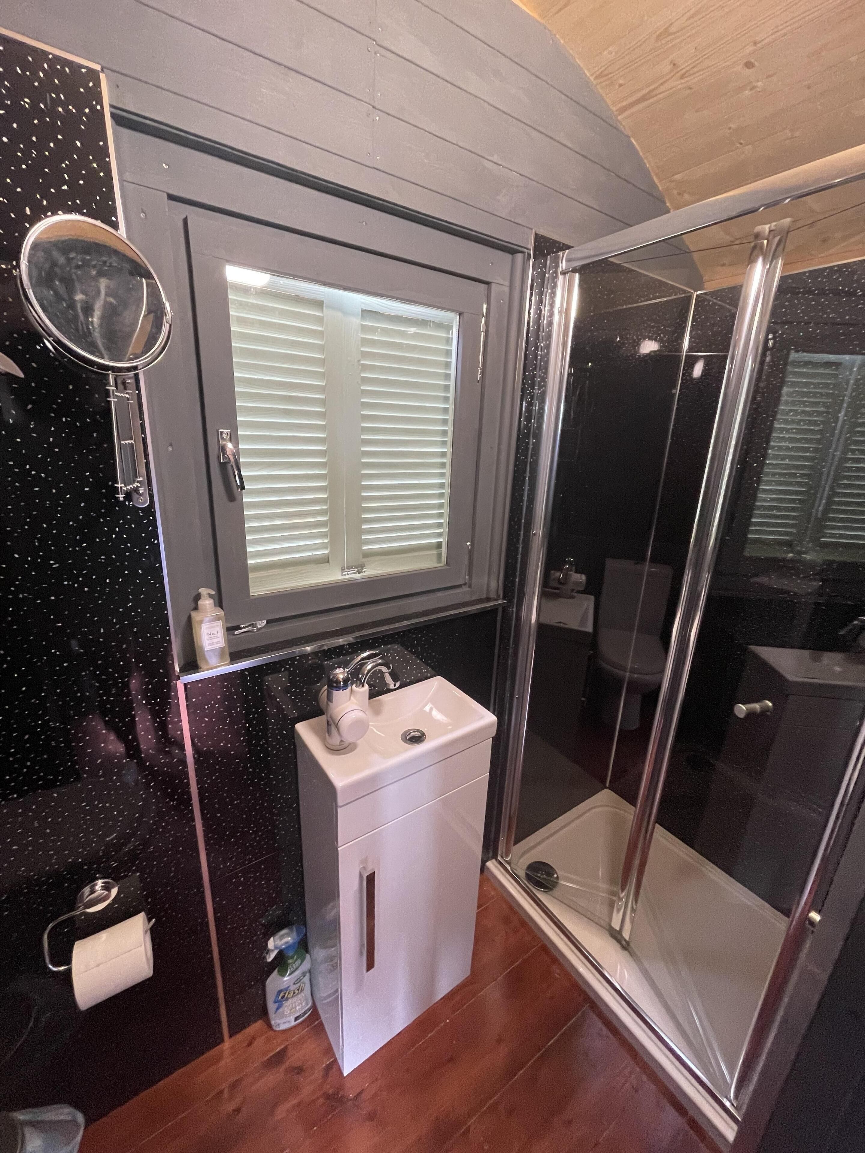 Cabin | Bathroom | Shower, towels