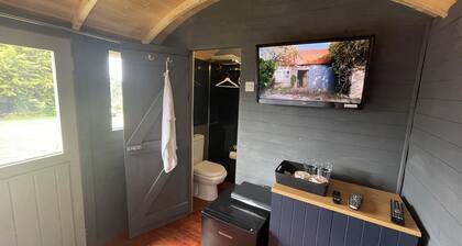 Enchanted Cabin Retreat in Sibford Gower