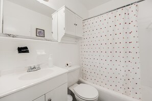 Haartrockner, Handtücher, Shampoo, Toilettenpapier