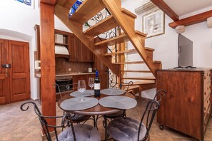 Royal Apartment | Living area | 32-inch flat-screen TV with cable channels - Amoret Apartments (Dubrovnik)