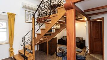 Royal Apartment | Free WiFi, bed sheets