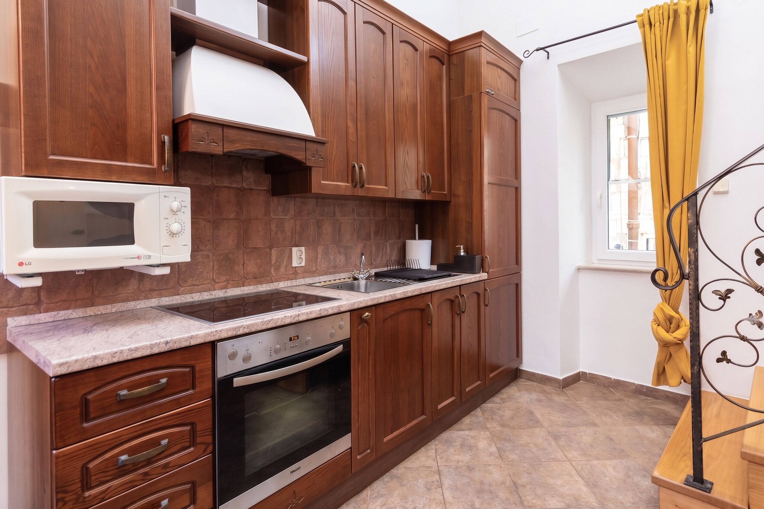 Royal Apartment | Private kitchen | Fridge, stovetop, electric kettle, cookware/dishes/utensils