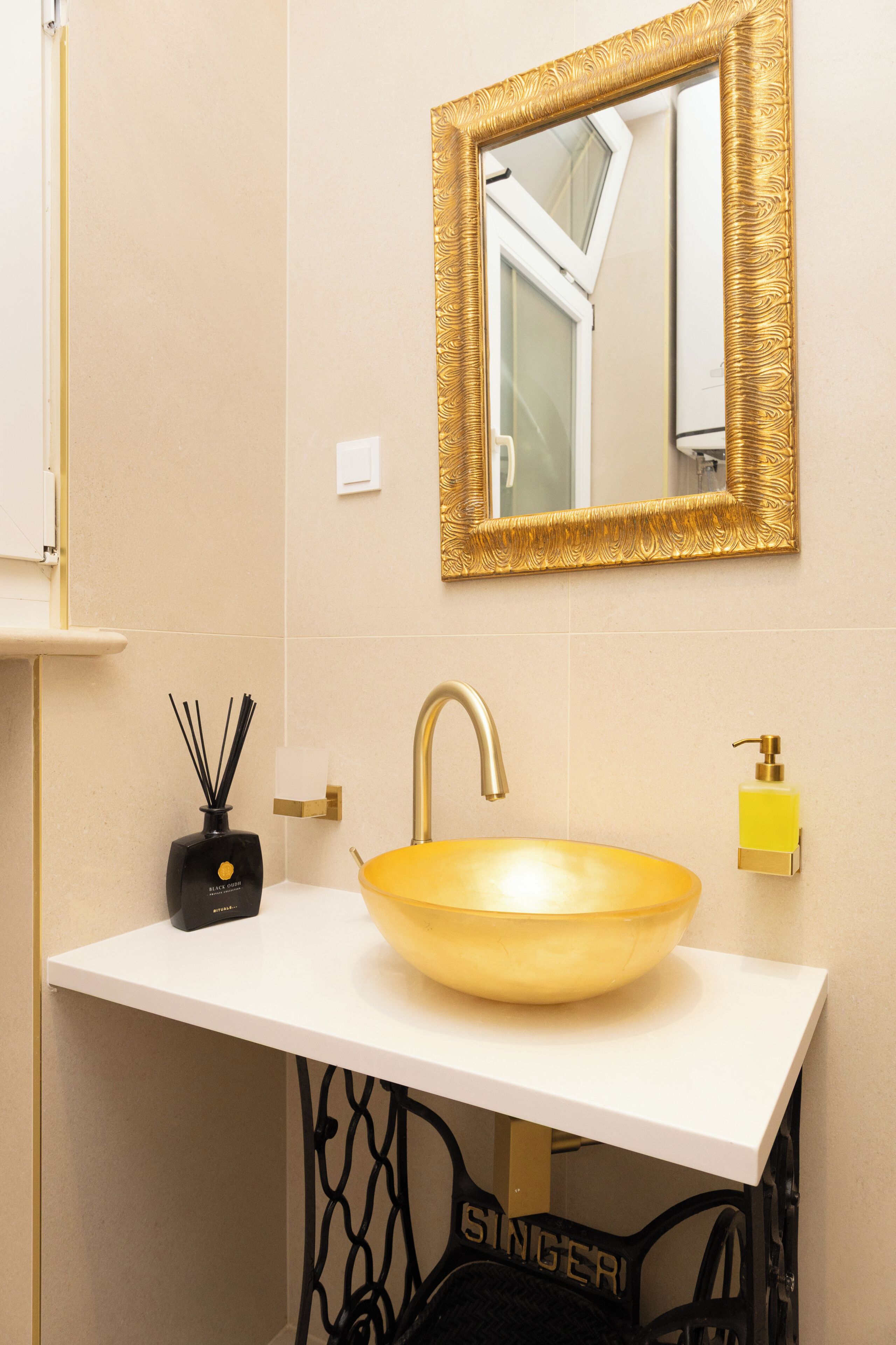 Standard Studio | Kamar mandi | Shower, pengering rambut, sandal, dan handuk