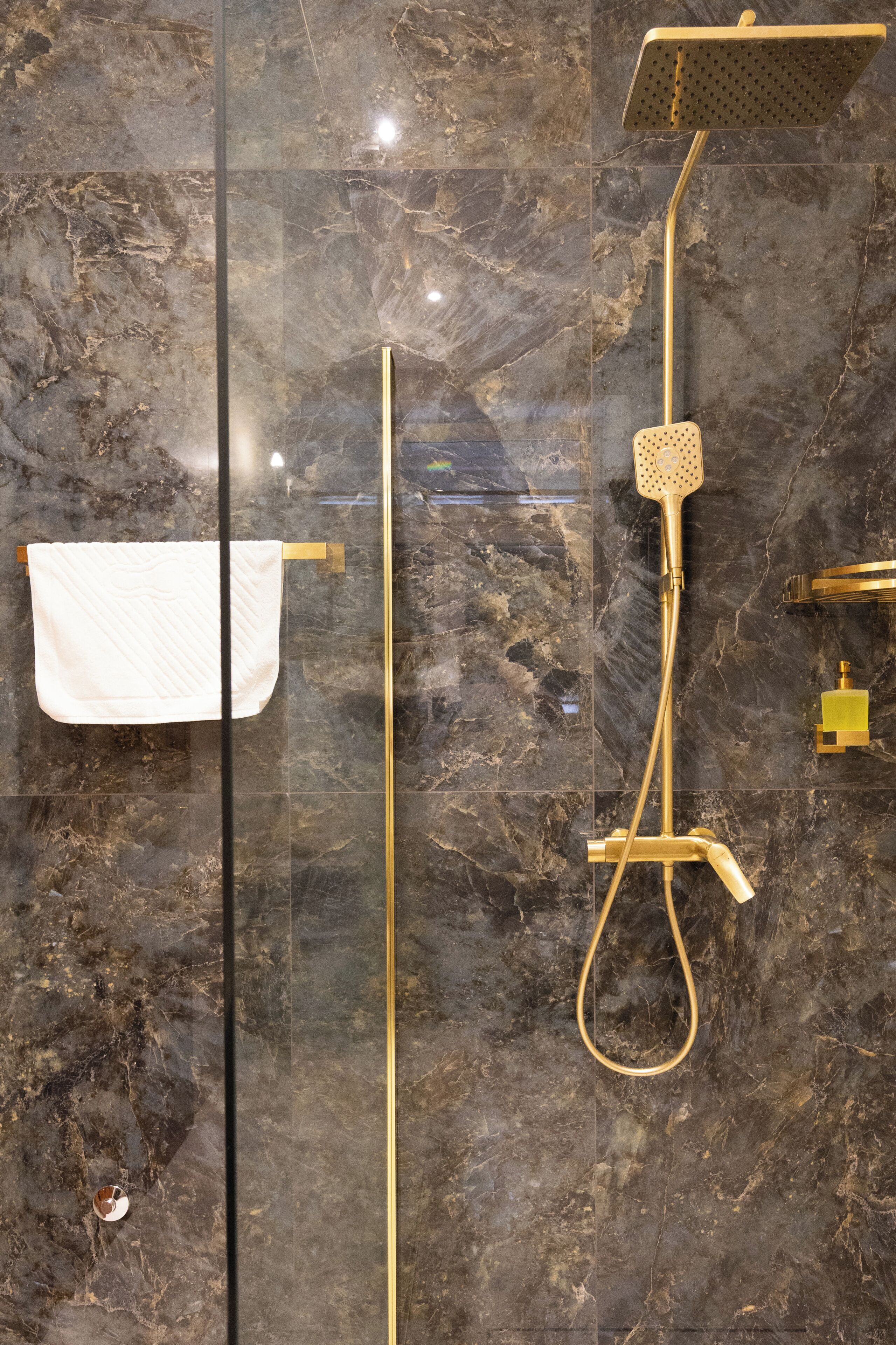Standard Studio | Kamar mandi | Shower, pengering rambut, sandal, dan handuk