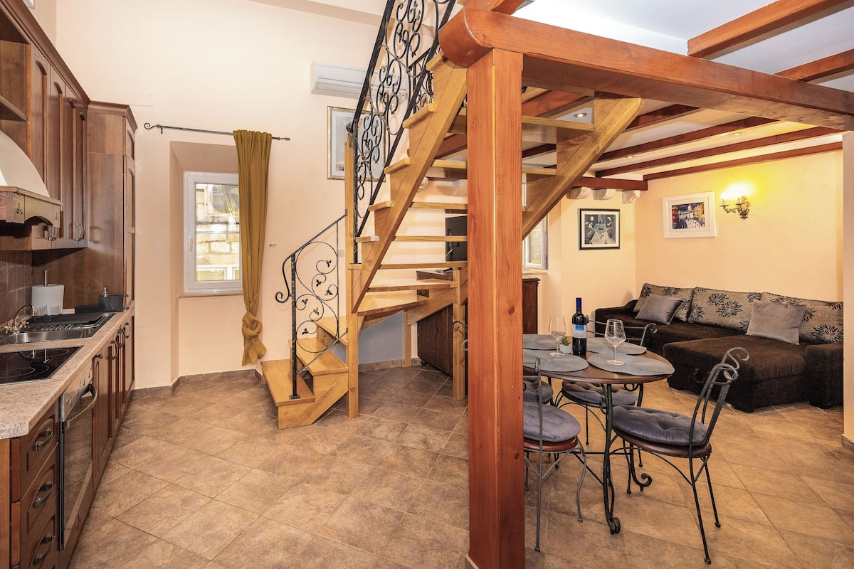 Royal Apartment | Living area | 32-inch flat-screen TV with cable channels
