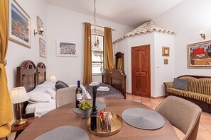 Superior Studio | Zona de estar | Televisión de pantalla plana de 32 pulgadas con canales por cable