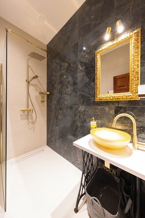 Superior Studio | Bathroom | Shower, hair dryer, slippers, towels - Amoret Apartments (Dubrovnik)