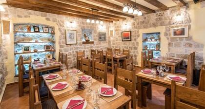Amoret Apartments