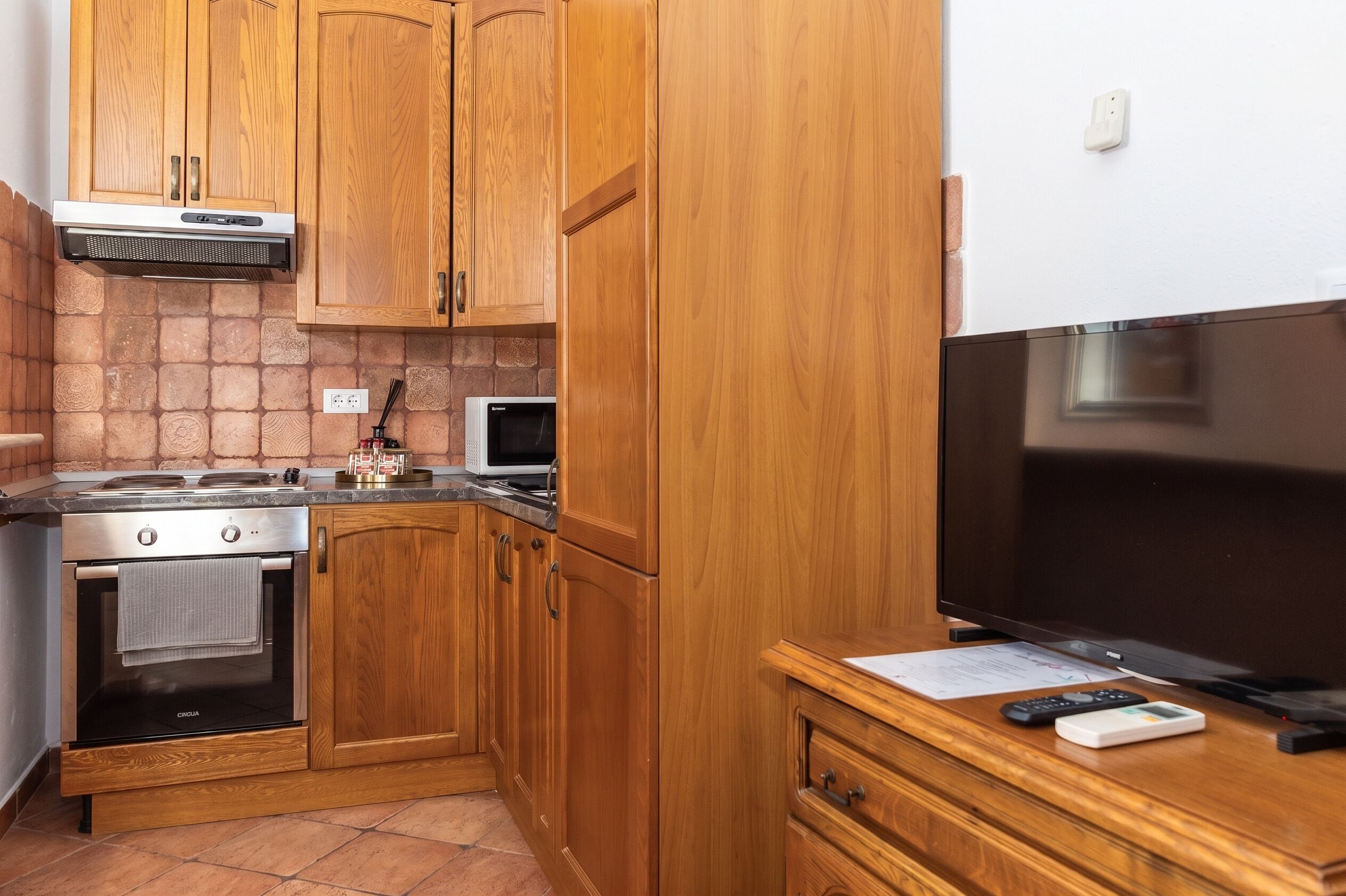 Superior Studio | Cocina privada | Frigorífico, placa de cocina, hervidor eléctrico y utensilios de cocina