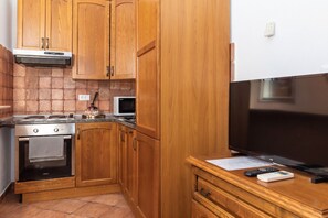 Superior Studio | Private kitchen | Fridge, stovetop, electric kettle, cookware/dishes/utensils - Amoret Apartments (Dubrovnik)