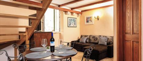 Royal Apartment | Vardagsrum | 32-tums platt-tv med kabelkanaler