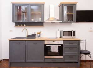 Standard Studio | Dapur pribadi | Lemari es, kompor, ketel listrik, dan peralatan masak/sendok-piring