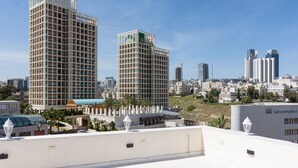 Un paisaje urbano con dos edificios altos destacados, uno de ellos con el rótulo 'Grand Hyatt'.