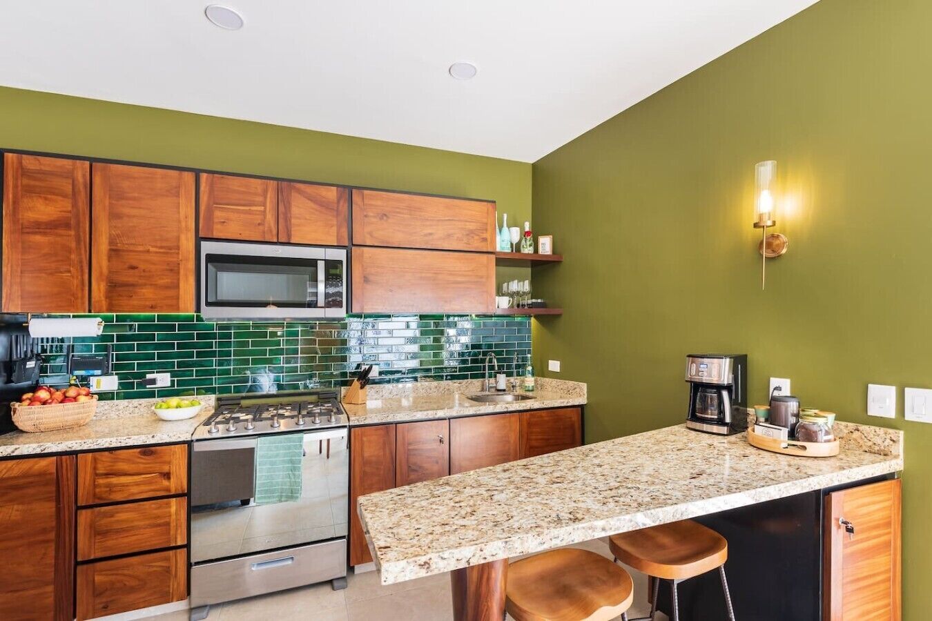 Coffee/tea maker, fridge, microwave, oven