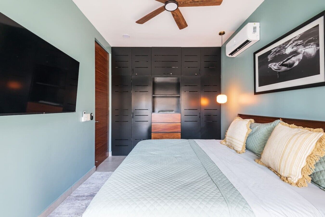 Desk, iron/ironing board, WiFi (surcharge), bed sheets
