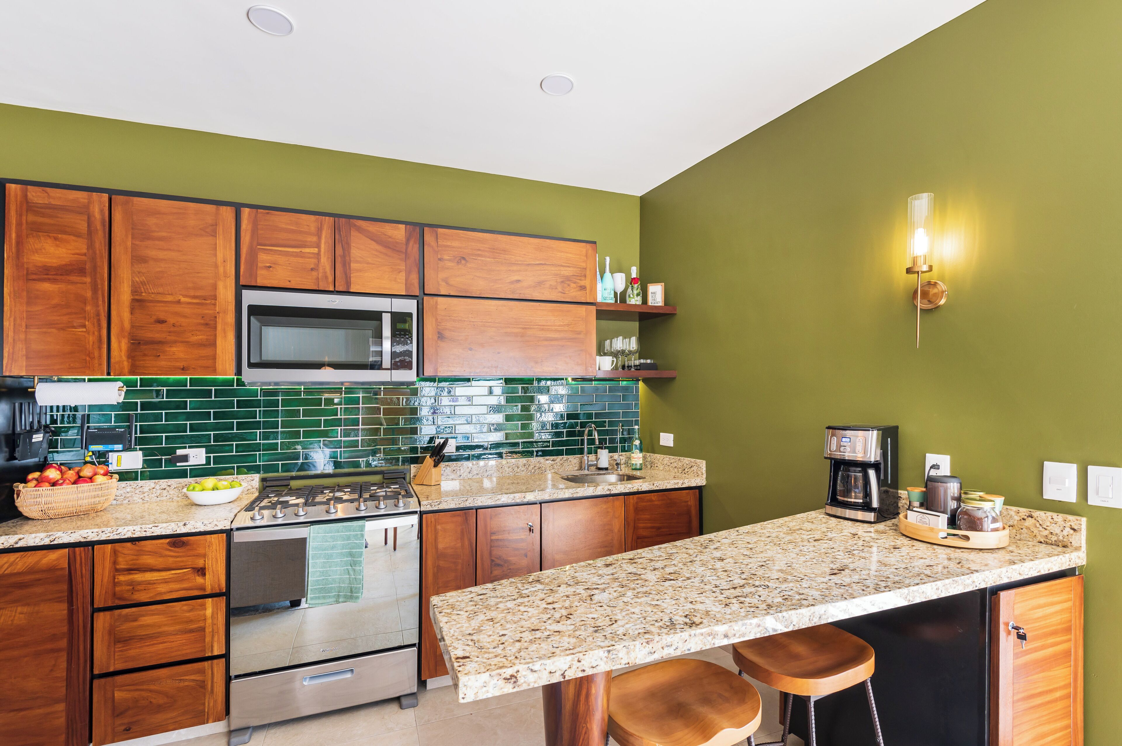 Coffee/tea maker, fridge, microwave, oven