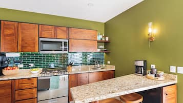 Coffee/tea maker, fridge, microwave, oven