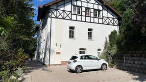 A two-story building with a white facade and dark timber framing. - Ruhige Unterkunft für 2-3 Personen in Bad Salzungen (Bad Salzungen)