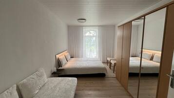 1 Schlafzimmer, Bügeleisen/Bügelbrett, Bettwäsche