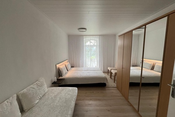 1 quarto, ferros/tábuas de passar roupa, roupa de cama