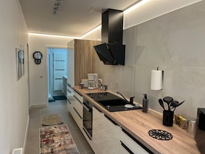 Kühlschrank, Mikrowelle, Ofen, Herdplatte