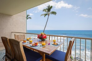 Outdoor dining - Kona Reef A27 - Right on top of the Pacific Ocean (Kailua Kona)