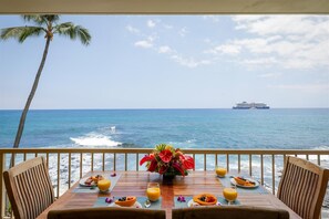 Outdoor dining - Kona Reef A27 - Right on top of the Pacific Ocean (Kailua Kona)