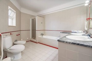 Dusche, Haartrockner, Handtücher, Shampoo