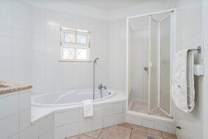 Bruser, hårtørrer, håndklæder, Shampoo