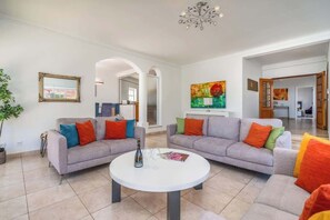 Televisión y chimenea 