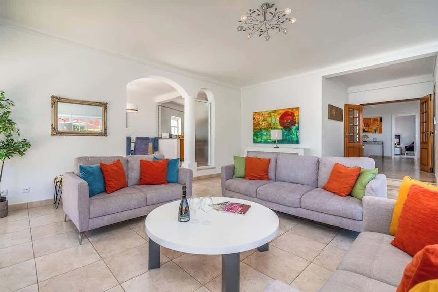 Hostwise - Spacious Family House W/ Garden - Lagos