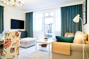 Suite – deluxe, byutsikt | 1 soverom, strykejern/-brett og wi-fi (inkludert)