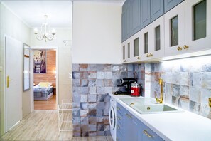 Deluxe-sviitti, kaupunkinäköala | Yksityinen keittonurkkaus | Jääkaappi, mikroaaltouuni, uuni, liesi