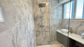 Een douche, handdoeken
