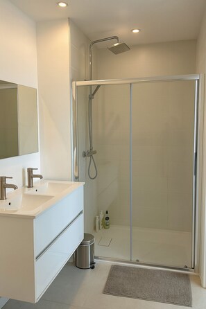 Articles de toilette (gratuits), séchoir à cheveux, serviettes fournies