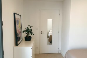 1 slaapkamer, een strijkplank/strijkijzer, reisbedje, internet