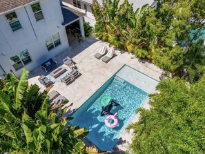 Una piscina al aire libre, una piscina climatizada