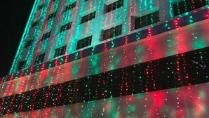 Un edificio dal design architettonico moderno, caratterizzato da una griglia di finestre e una facciata piatta.