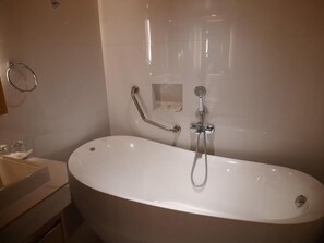 Free toiletries, towels, soap, shampoo - Hotel Razmoni Isha Kha International (Dhaka)